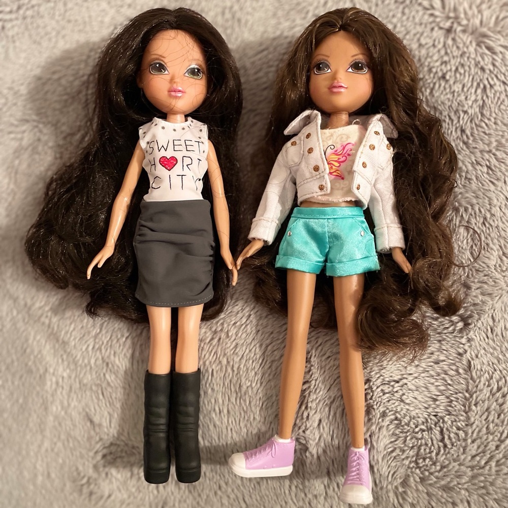 Fashionable Brunette Dolls Set